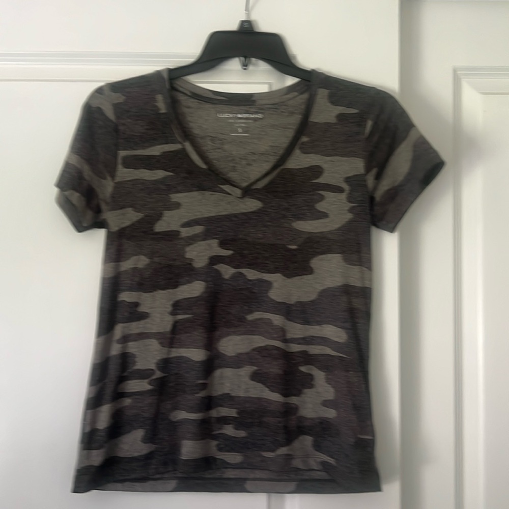 LUCKY BRAND WOMENS SIZE SMALL CAMOUFLAGE V NECK TEE SHIRT TOP SHORT SLEEVE GREEN